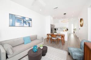 sala de estar con sofá y mesa en Allure #22 3BR Waterfront, en Red Bay Estate