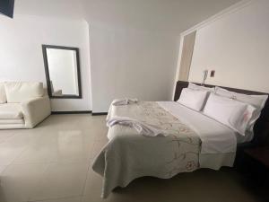 Postel nebo postele na pokoji v ubytování Hotel Yolima Real + 7 fotografií