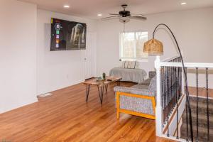 uma sala de estar com uma cadeira e uma mesa em Unique cabin, 10 minutes from downtown em Kansas City