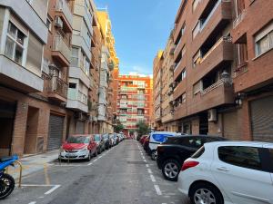 uma fila de carros estacionados numa rua da cidade em ☆The Central Valencia Stay☆ em Valência