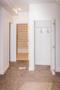 um quarto vazio com uma porta que leva a uma casa de banho em Unique cabin, 10 minutes from downtown em Kansas City