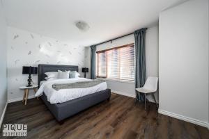 En eller flere senge i et værelse på Chic 3BR Modern Home - Wi-Fi - Netflix - Sleeps 8!