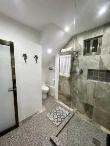 Koupelna v ubytování Cozy 1 bedroom condo close to the beach called Blessing in La Gloria
