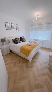伯恩茅斯的住宿－Luxury apartment in Bournemouth，一间卧室设有一张大床,铺有木地板