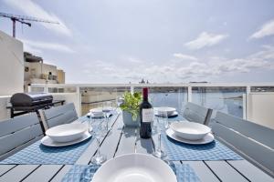 Un balcón o terraza en Bastions Seaview Apartments and Duplex Penthouse in Sliema By ShortletsMalta