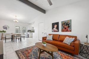 ein Wohnzimmer mit einem Sofa und einem Tisch in der Unterkunft Austin Dunstan by Barclé in Austin