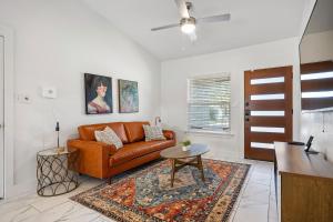 ein Wohnzimmer mit einem Sofa und einem Tisch in der Unterkunft Austin Dunstan by Barclé in Austin