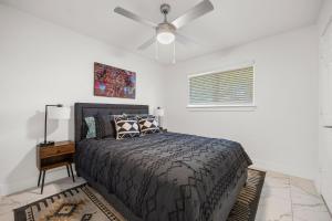Austin Dunstan by Barclé tesisinde bir odada yatak veya yataklar