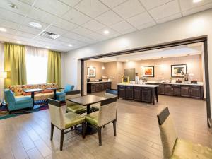 uma sala de espera num hospital com mesas e cadeiras em Flag Point Inn and Suites Pratt em Pratt