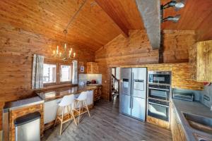 uma cozinha com paredes de madeira e um tecto de madeira em Pretty nest with view of Mont Blanc em Combloux