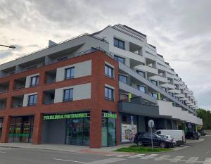 ein großes Backsteingebäude mit einem davor geparkt in der Unterkunft Apartmán Soul 200 m do centra s private parking in Košice