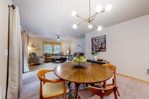 Un comedor y una sala de estar con mesa y sillas. en The Forest Glen, en McCall