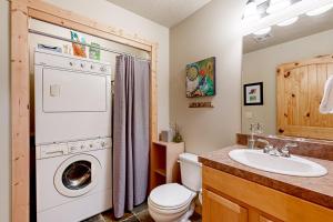 Un baño con lavadora y lavabo. en The Forest Glen, en McCall 11 fotos más
