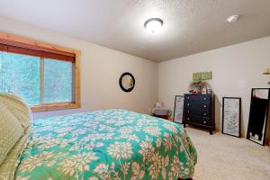 un dormitorio con una cama y una ventana en The Forest Glen, en McCall