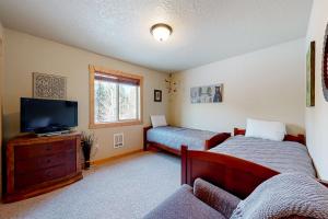 Un dormitorio con dos camas y un televisor de pantalla plana. en The Forest Glen, en McCall