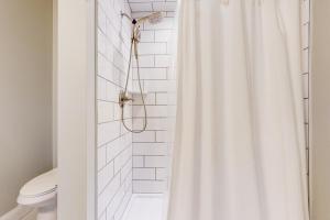 e bagno con doccia con tenda bianca. di Modern Mountain Homestead a Dover Altre 31 foto