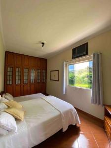 Giường trong phòng chung tại Chácara Encanto, dentro da cidade! São Lourenço-Mg