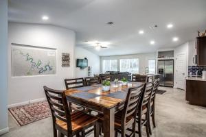 Χώρος καθιστικού στο Spacious Lake Travis getaway with boat parking