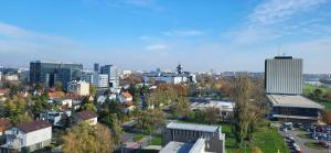 uma vista aérea de uma cidade com edifícios altos em Apartment Blessing em Zagreb