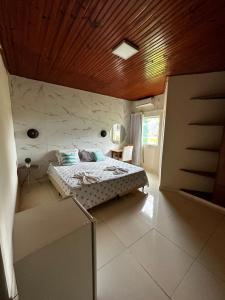 um quarto com uma cama e um tecto de madeira em Mirante Pai Inácio em Lençóis