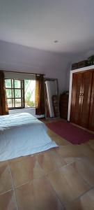Cabaña en El Pinar房間的床