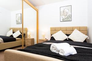 um quarto com uma cama com toalhas em LARGE 3 bed house IDEAL for Contractors or family - M1 Nottingham em Nottingham