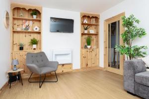 uma sala de estar com uma cadeira e um sofá em LARGE 3 bed house IDEAL for Contractors or family - M1 Nottingham em Nottingham
