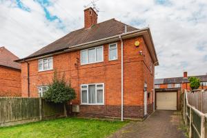 LARGE 3 bed house IDEAL for Contractors or family - M1 Nottingham في نوتينغهام: منزل من الطوب الأحمر مع سياج