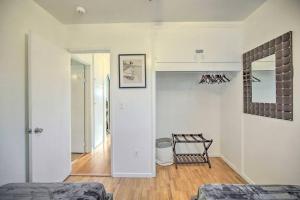 ein weißes Zimmer mit einem Bett und einem Stuhl darin in der Unterkunft Gorgeous Pacific Beach and Mission Bay Home. Walking distance to the Bay and Golf Course. in San Diego