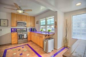 cocina con armarios de madera y ventilador de techo en Gorgeous Pacific Beach and Mission Bay Home. Walking distance to the Bay and Golf Course. en San Diego