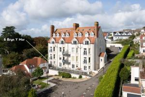 Tòa nhà nơi căn hộ tọa lạc