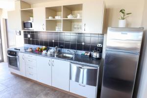 Kuchyň nebo kuchyňský kout v ubytování Coleraine Suites & Apartments