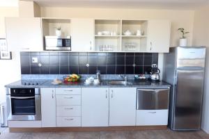 Kuchyň nebo kuchyňský kout v ubytování Coleraine Suites & Apartments
