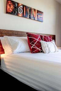 Postel nebo postele na pokoji v ubytování Coleraine Suites & Apartments