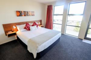 Postel nebo postele na pokoji v ubytování Coleraine Suites & Apartments