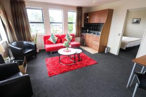 Kuchyň nebo kuchyňský kout v ubytování Coleraine Suites & Apartments