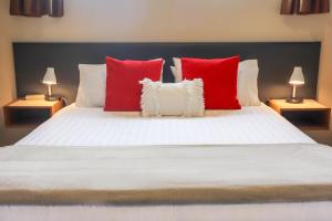 Postel nebo postele na pokoji v ubytování Coleraine Suites & Apartments