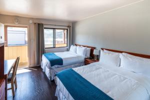 een hotelkamer met 2 bedden en een raam bij Sea Breeze Motel in Pacifica