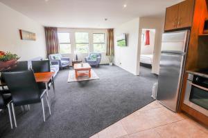Kuchyň nebo kuchyňský kout v ubytování Coleraine Suites & Apartments