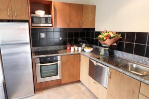 Kuchyň nebo kuchyňský kout v ubytování Coleraine Suites & Apartments