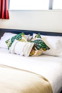 Postel nebo postele na pokoji v ubytování Coleraine Suites & Apartments