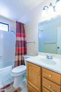 uma casa de banho com um lavatório, um WC e um chuveiro em Royalty Stay At Princess Ann Court - VIEW 3D MODEL em Las Vegas