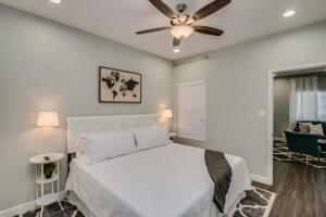 una camera da letto con un letto e un ventilatore a soffitto di Heated Community Pool-Quiet Community-Top Flr Unit a Mesa