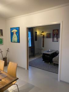 uma sala de estar com uma mesa e uma mesa de bilhar em Lektorn em Nässjö