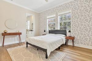 Un dormitorio con una cama grande y una ventana en Light Filled Home Walk to Wilton Dr - Hot Tub!, en Fort Lauderdale