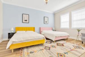 1 dormitorio con 2 camas y alfombra en Light Filled Home Walk to Wilton Dr - Hot Tub!, en Fort Lauderdale