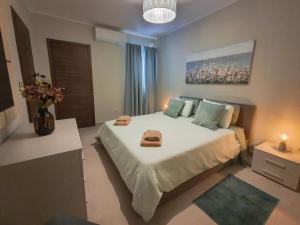 セント・ポールズ・ベイにあるSpacious 3 bedroom central located with sea viewsのタオルが敷かれた大きなベッドのある寝室