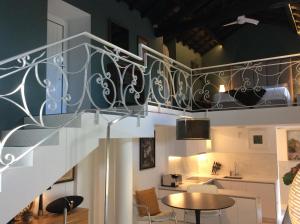 eine Wendeltreppe in einem Raum mit einem Tisch und einer Küche in der Unterkunft Loft Tapada in Baião