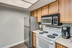 Cucina o angolo cottura di Heated Community Pool-Quiet Community-Top Flr Unit