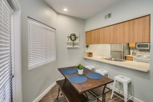 Cucina o angolo cottura di Heated Community Pool-Quiet Community-Top Flr Unit